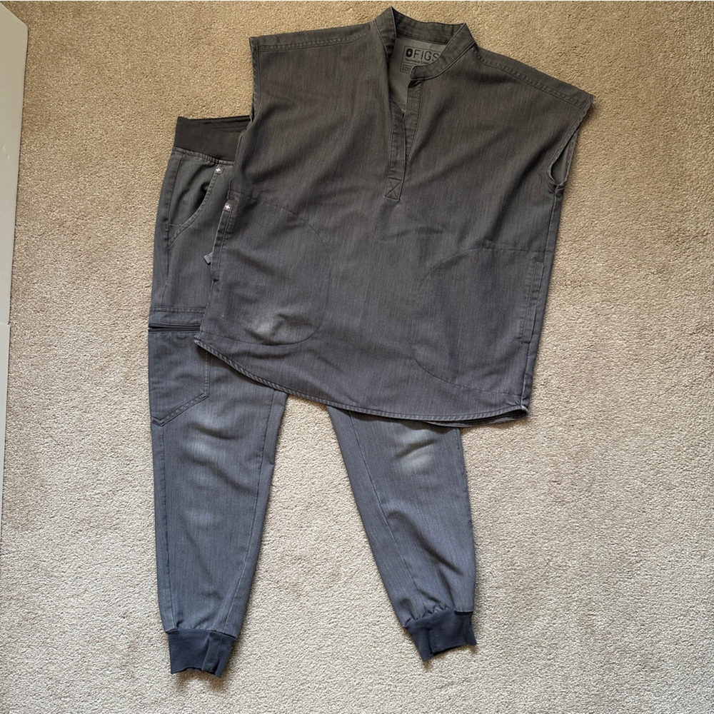 FIGS ZAMORA GRAPHITE  Jogger Pants + FIGS RAFAELA oversized  scrub top SET